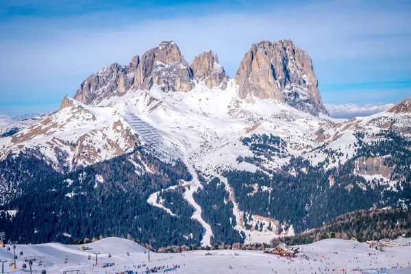 Vista Uma Pista Esqui Com Pessoas Esquiando Dolomitas Itália Área — Fotografia de Stock