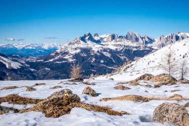 Dolomites, İtalya 'daki Kayak Bölgesi' nde güneşli kış manzarası Alpe Lusia. Moena yakınlarındaki Val di Fassa 'da kayak merkezi.