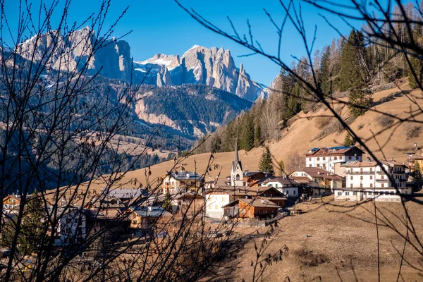 Beau Paysage Alpin Avec Église Maisons Alpines Soraga Moena Province — Photo