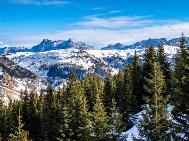Passo Pordoi geçidinden İtalya 'daki bir kayak merkezi ve Dolomites dağlarının manzarası. Arabba, İtalya