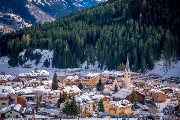 İtalya 'nın Dolomites dağlarındaki Arabba kayak beldesinin kış şehri