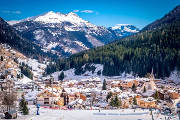 意大利多洛美斯山区Ski度假胜地Arabba的冬季城市景观 — 图库照片