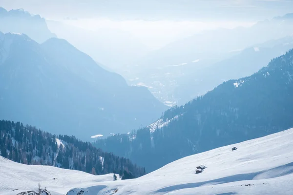 意大利法萨河畔坎皮特洛滑雪场的晨景。阳光和薄雾笼罩着群山 — 图库照片