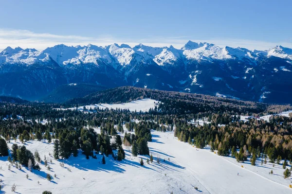 Солнечный зимний пейзаж в итальянском городе Димитес - Alpe Lusia. Горнолыжный курорт в Валь-ди-Фасса рядом с Моэной — стоковое фото