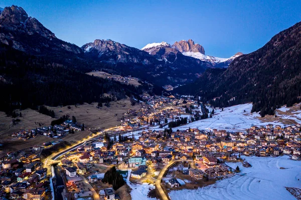 Vue aérienne nocturne de Pozza di Fassa, commune du Trentin, dans le nord de l'Italie. Val di Fassa, Dolomiti — Photo