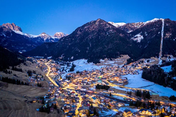 Nachtzicht op Pozza di Fassa, een gemeente in Trentino in het noorden van Italië. Val di Fassa, Dolomiti — Stockfoto