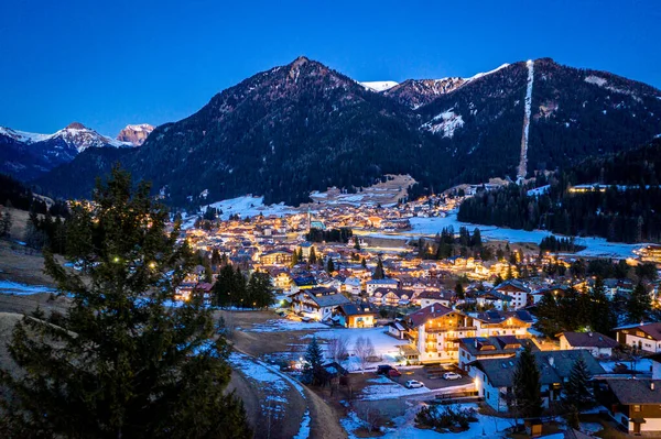 Nachtzicht op Pozza di Fassa, een gemeente in Trentino in het noorden van Italië. Val di Fassa, Dolomiti — Stockfoto
