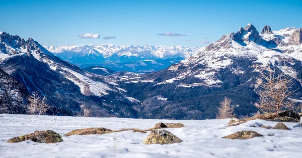 Słoneczny zimowy krajobraz na terenie narciarskim Dolomitów, Włochy - Alpe Lusia. Ośrodek narciarski w val di Fassa w pobliżu Moeny — Zdjęcie stockowe