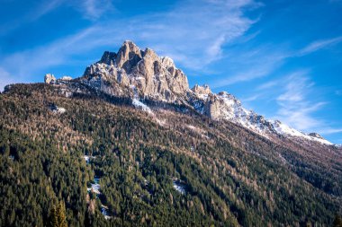 Vigo di Fassa 'daki Dolomitler' de dik bir kaya, İtalya 'nın kuzeyinde Trentino' da bir komün. Val di Fassa, Dolomiti