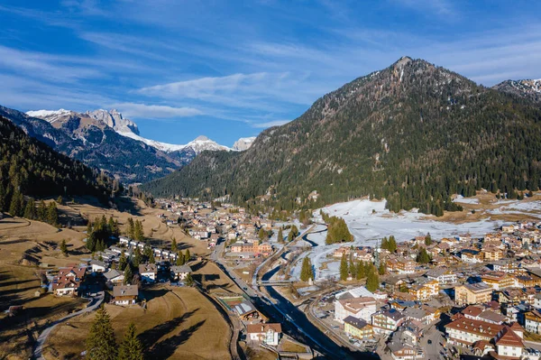 Vue aérienne hivernale de Pozza di Fassa, commune du Trentin, dans le nord de l'Italie. Val di Fassa, Dolomiti — Photo