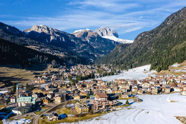 Vue aérienne hivernale de Pozza di Fassa, commune du Trentin, dans le nord de l'Italie. Val di Fassa, Dolomiti — Photo