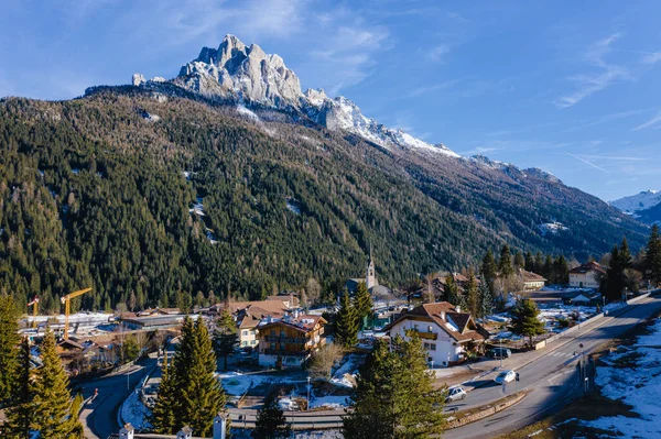 Paysage hivernal de Vigo di Fassa, commune du Trentin, dans le nord de l'Italie. Val di Fassa, Dolomiti — Photo