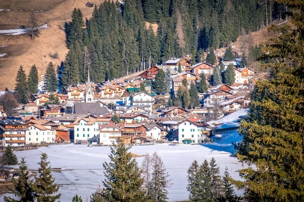 Téli táj Pozza di Fassa, egy község Trentino az észak-olaszországi. Val di Fassa, Dolomiti — Stock Fotó