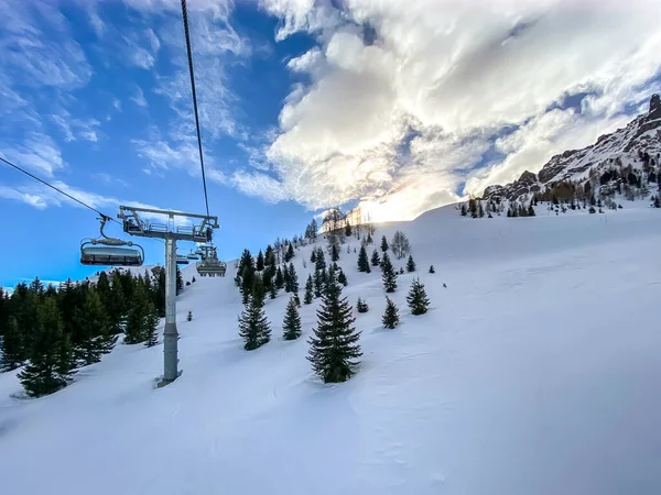 Blick auf Nadelwald und Berge von einem Sessellift aus. Blick auf eine Skipiste und die Dolomiten in Italien vom Pordoipass aus. Arabba, Italien — Stockfoto