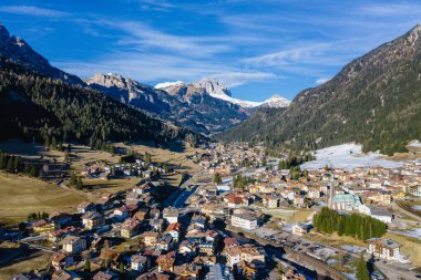 Pozza di Fassa 'nın kış manzarası, İtalya' nın kuzeyinde Trentino 'da bir komün. Val di Fassa, Dolomiti