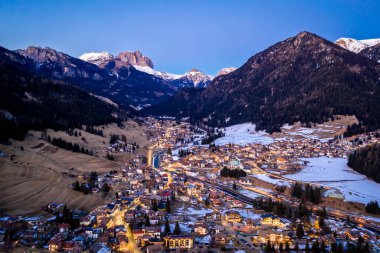 Kuzey İtalya 'da Trentino' da bir komün olan Pozza di Fassa 'nın gece hava görüntüsü. Val di Fassa, Dolomiti
