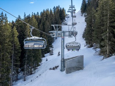 Passo Pordoi geçidinden İtalya 'daki bir kayak merkezi ve Dolomites dağlarının manzarası. Arabba, İtalya