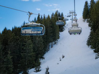 Passo Pordoi geçidinden İtalya 'daki bir kayak merkezi ve Dolomites dağlarının manzarası. Arabba, İtalya