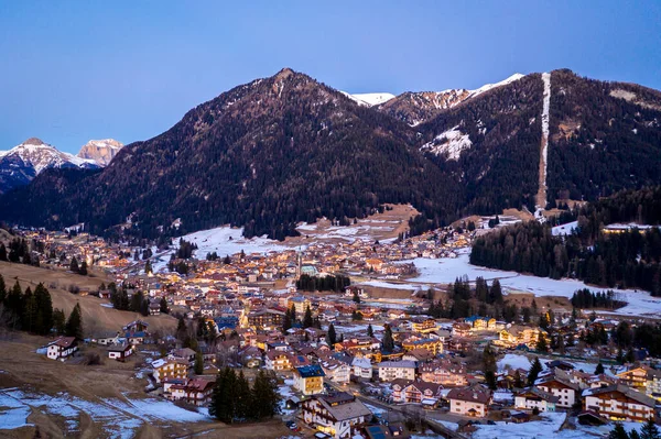 Vista aérea nocturna de Pozza di Fassa, una comuna en Trentino en el norte de Italia. Val di Fassa, Dolomiti — Foto de Stock