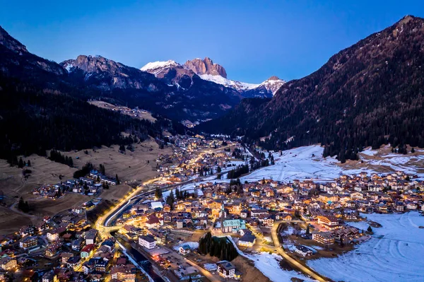 Vue aérienne nocturne de Pozza di Fassa, commune du Trentin, dans le nord de l'Italie. Val di Fassa, Dolomiti — Photo