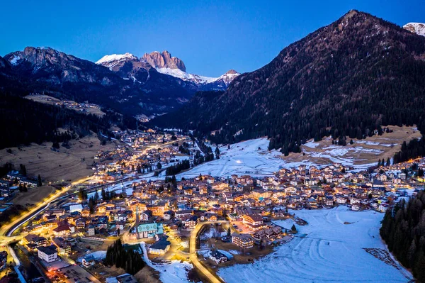 Vue aérienne nocturne de Pozza di Fassa, commune du Trentin, dans le nord de l'Italie. Val di Fassa, Dolomiti — Photo