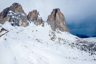 Sisin içindeki uçurumun tepesinde. Campitello di Fassa İtalya 'da bir kayak merkezindeki Dolomiti dağı manzarası..