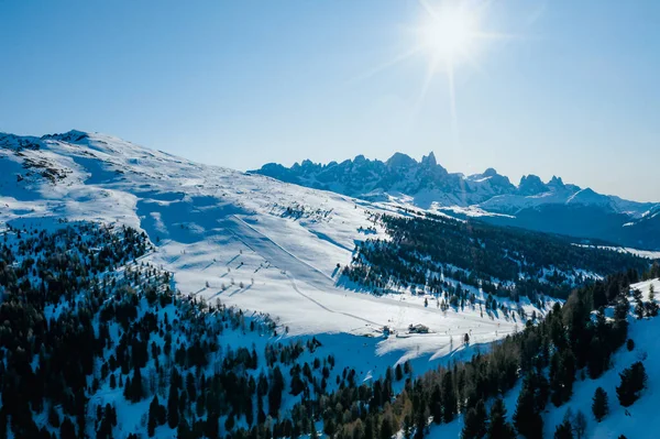 Soligt vinterlandskap på Ski Area i Dolomiterna, Italien - Alpe Lusia. Skidanläggning i val di Fassa nära Moena — Stockfoto