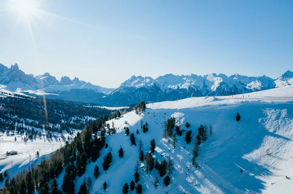 Paisaje soleado de invierno en la estación de esquí de Dolomitas, Italia - Alpe Lusia. Estación de esquí en val di Fassa cerca de Moena —  Fotos de Stock