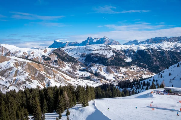 在一个阳光明媚的冬日，从椅子电梯里俯瞰针叶林和高山。Ski度假胜地Arabba位于Dolomites山区。Passo Pordoi通过了、意大利 — 图库照片