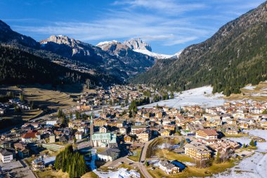 Pozza di Fassa 'nın kış manzarası, İtalya' nın kuzeyinde Trentino 'da bir komün. Val di Fassa, Dolomiti
