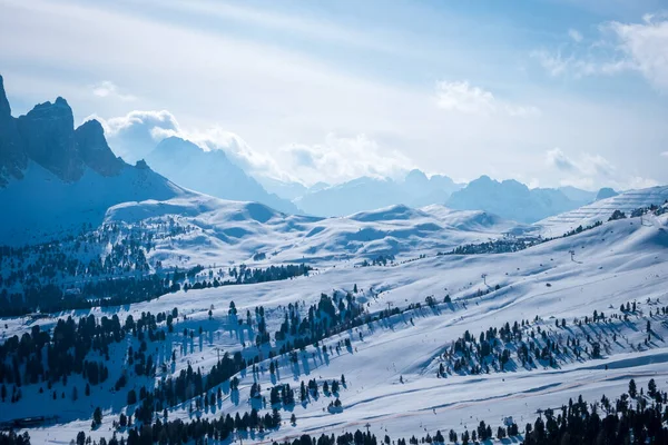 Paisaje en una estación de esquí Campitello di Fassa Italia. Invierno Dolomitas y cielo azul con nubes . — Foto de Stock