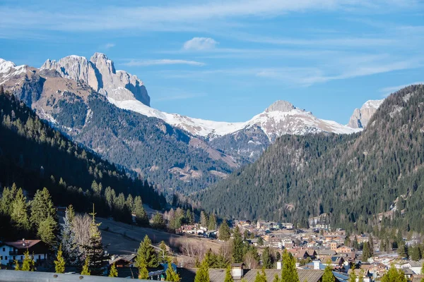 Paysage hivernal de Pozza di Fassa, commune du Trentin, dans le nord de l'Italie. Val di Fassa, Dolomiti — Photo