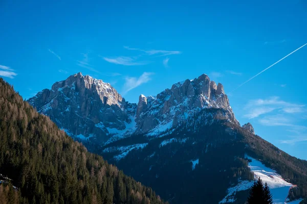 Blick auf Nadelwald und Berge. Sonniger Wintertag. Vigo di Fassa, eine Gemeinde im Trentino im Norden Italiens. Fassatal, Dolomiten — Stockfoto