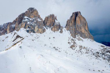 Sisin içindeki uçurumun tepesinde. Campitello di Fassa İtalya 'da bir kayak merkezindeki Dolomiti dağı manzarası..