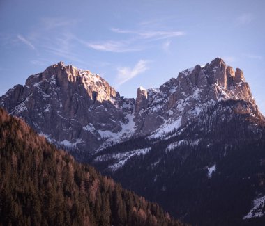 Kozalaklı orman ve dağların manzarası. Güneşli kış günü. Vigo di Fassa, İtalya 'nın kuzeyinde Trentino' da bir komün. Val di Fassa, Dolomiti