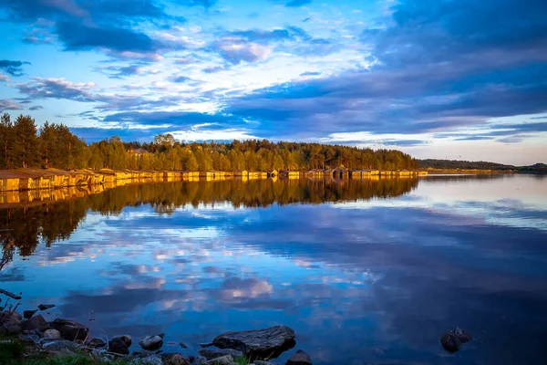 北部景观位于摩尔曼斯克地区Kovdozero湖畔的Zelenoborsky村 炽热的落日 一排排的船坞 湖面上的云彩倒映在一起 — 图库照片