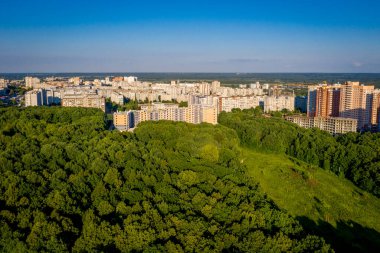 Park alanının panoramik manzarası ve Vladimir şehrindeki yeni yerleşim alanı, Rusya