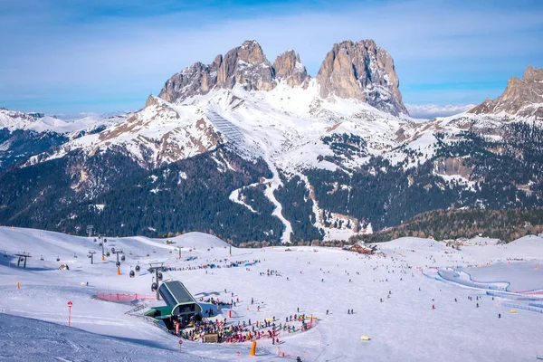 Utsikt Över Skidort Pist Med Människor Skidåkning Dolomiterna Italien Skidområdet — Stockfoto