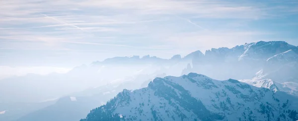 在意大利法萨河畔坎皮特洛滑雪场 带着晨光山景的横幅 阳光和薄雾笼罩着群山 — 图库照片