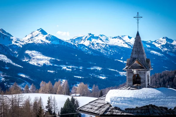 意大利多洛美地的Ski地区 阳光明媚的冬季景观 屋顶为木制 十字架为木制 莫埃纳附近法萨宫的Ski度假胜地 — 图库照片