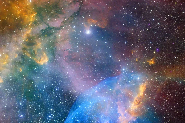 Racimo de estrellas en el espacio profundo. Elementos de esta imagen proporcionados por la NASA — Foto de Stock