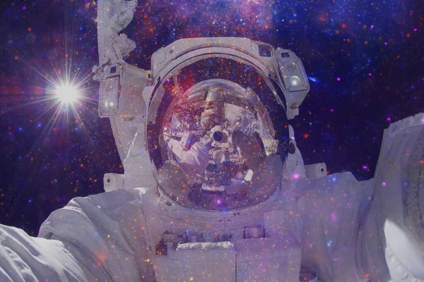 Αστροναύτης στο διάστημα. Στοιχεία αυτής της εικόνας που παρέχονται από τη NASA — Φωτογραφία Αρχείου