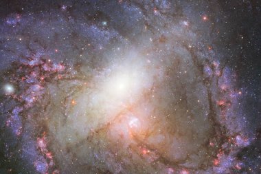 Nebula, galaksi ve yıldızlar güzel bir kompozisyonda..