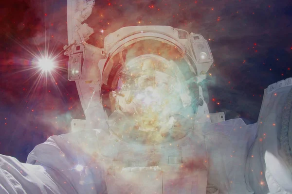 Αστροναύτης στο διαστημικός περίπατος. Στοιχεία αυτής της εικόνας επιπλωμένα από τη Nasa — Φωτογραφία Αρχείου