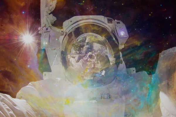 Астронавт в космосе. Элементы этого изображения предоставлены НАСА — стоковое фото