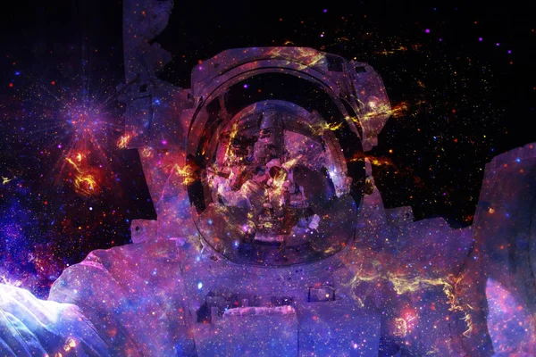 Астронавт в ПКД в місії. Елементи цього зображенні мебльовані НАСА — стокове фото