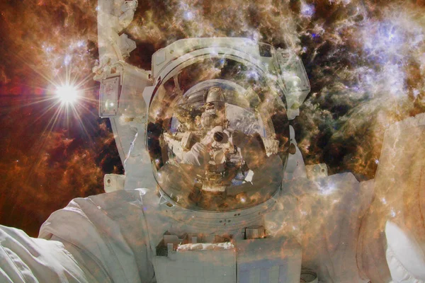 Astronaut på rymdpromenad. Delar av denna bild från Nasa — Stockfoto