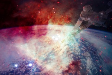 Iss uzay istasyonu Dünya yörüngesinde yürüyor..