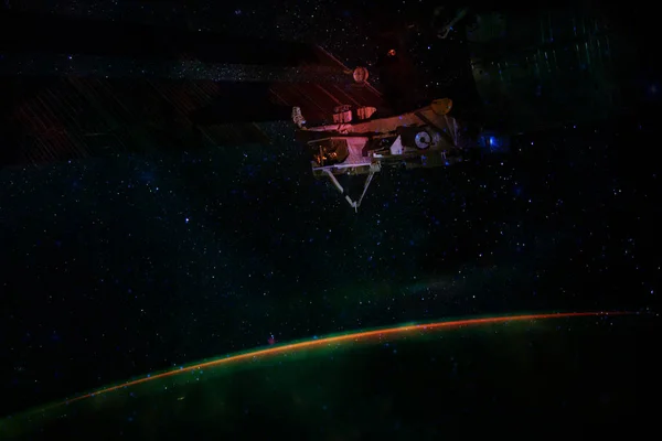 Raumstation betritt Erdumlaufbahn. — Stockfoto
