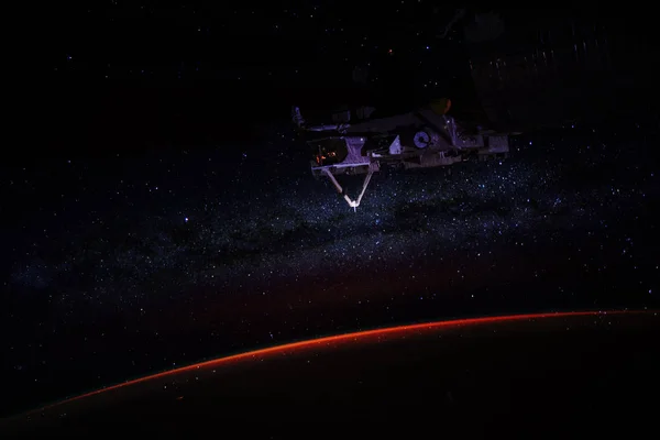 Planeta Země a vesmírná stanice. Prvky tohoto snímku poskytla Nasa — Stock fotografie